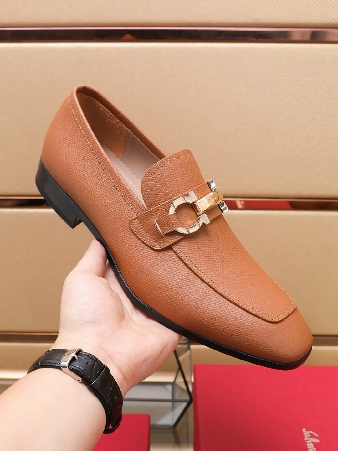 P620💰🔥《Ferragamo》👏Latest • High-end top brand luxury ~ purchasing agency, top quality ~. New fashionable business men's shoes 🔜The uppers are made of original palm-print cowhide➕cowhide·lining, with fine workmanship. The original stylish and soft combination wear-resistant and non-slip outsole is light and comfortable on the foot. The real thing looks better when photographed in person. Color: two colors available. Number of yards: 38/45 yards